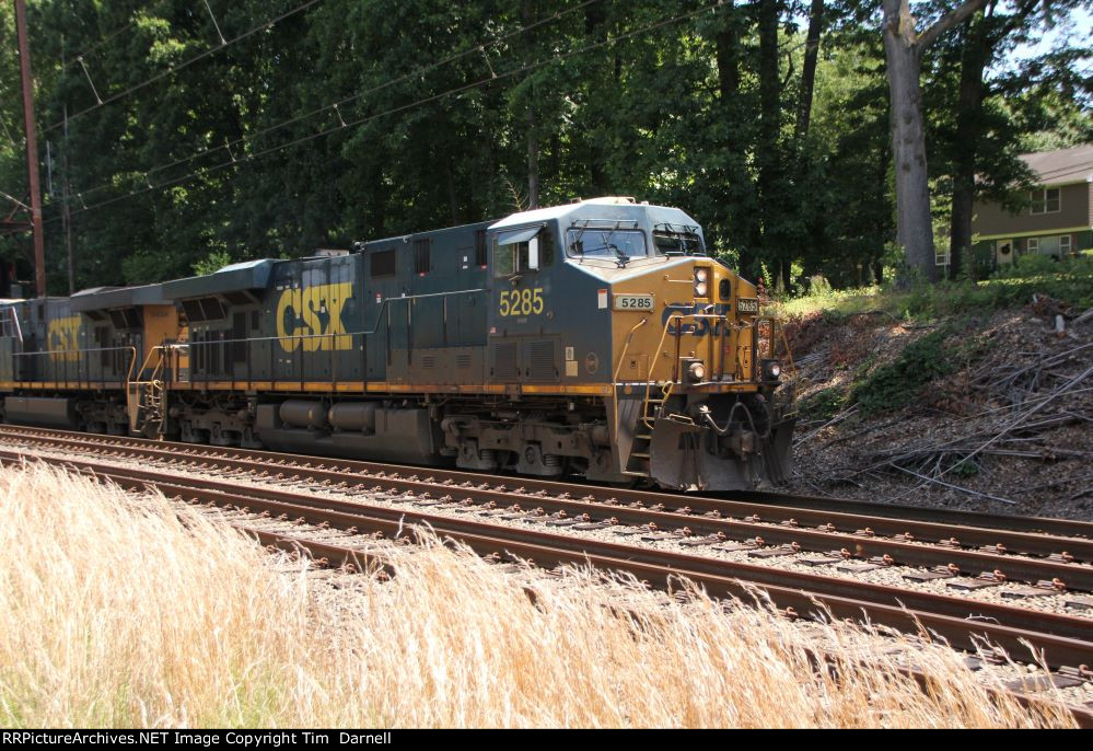 CSX 5285 leads M403